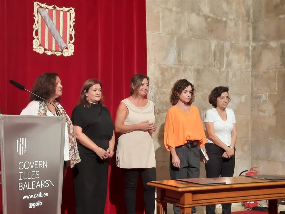La presidenta del Govern, Francina Armengol, junto con las conselleras De la Concha, Garrido, Sánchez y Santiago.
