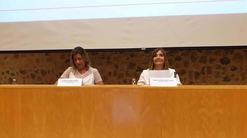 La consellera de Salud y Consumo, Patricia Gómez, y la directora general de Salud Pública y Participación, Maria Antnia Font, en la inauguración de las Primeras Jornadas de Salud Pública y Vacunas de Baleares.