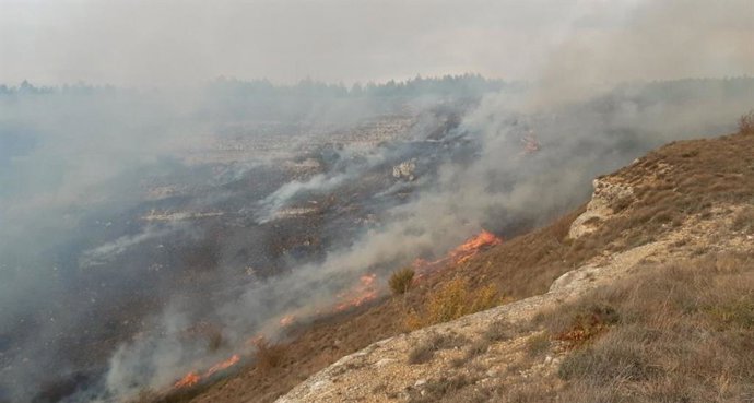 Incendio declarado en Gredilla de Sedano (Burgos).