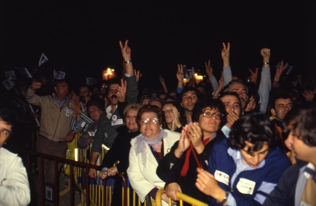 Votantes socialistas celebran en los aledaños del Hotel Palace de Madrid de la victoria del Partido Socialista Obrero Español (PSOE) en las elecciones generales de 1982 por mayoría absoluta con 202 diputados.