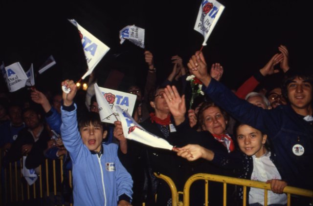 Votantes socialistas celebran en los aledaños del Hotel Palace de Madrid de la victoria del Partido Socialista Obrero Español (PSOE) en las elecciones generales de 1982 por mayoría absoluta con 202 diputados.