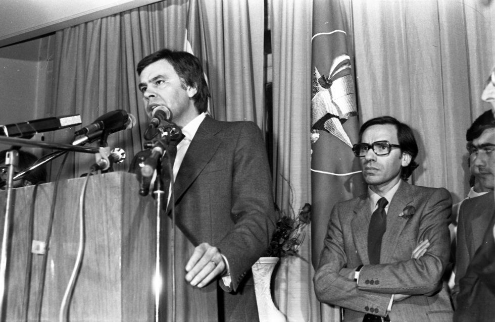 Celebración en el Hotel Palace de Madrid de la victoria del Partido Socialista Obrero Español (PSOE) en las elecciones generales de 1982 por mayoría absoluta con 202 diputados.