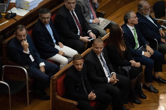 En la segunda fila, el expresidente del FB Barcelona, Sandro Rosell (1i) y en la primera fila, el delantero del Paris Saint-Germain Neymar Da Silva (1i) durante el juicio por el caso Neymar 2, en la Audiencia de Barcelona, a 17 de octubre de 2022.