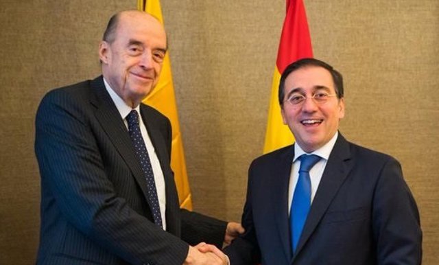 El ministro de Asuntos Exteriores, José Manuel Albares, y su homólogo de Colombia, Álvaro Leyva