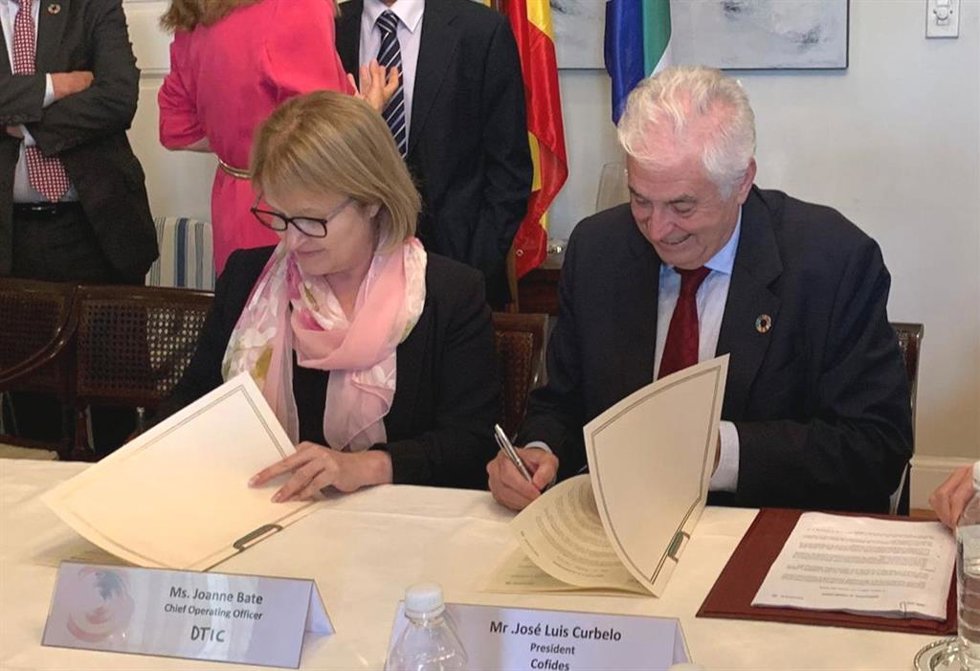 La directora de Operaciones de IDC, Joanne Bate, y el presidente de COFIDES, José Luis Curbelo, firman un memorando de entendimiento en Sudáfrica.