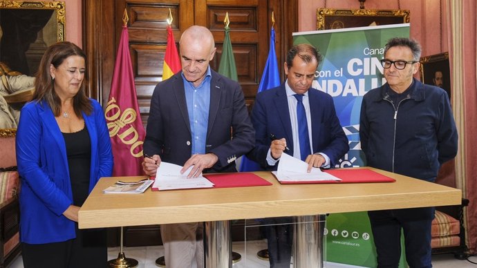 De izquierda a derecha, la vicepresidenta del ICAS, Sonia Gaya; el alcalde de Sevilla, Antonio Muñoz; el director general de Radio Televisión de Andalucía (RTVA), Juande Mellado, y el director del Festival de Cine de Sevilla, José Luis Cienfuegos.