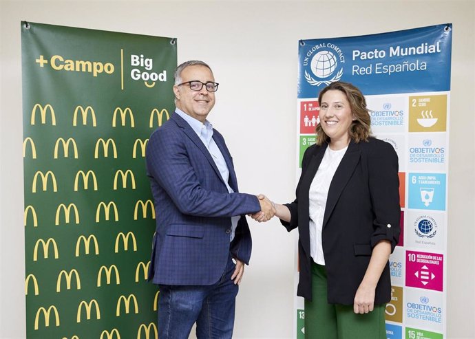 Foto tras el acto de firma de McDonald's al sumarse al Pacto Mundial de la ONU.