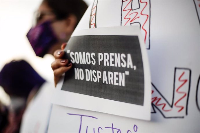 Archivo - Un cartel para protestar por la violencia contra los periodistas en México