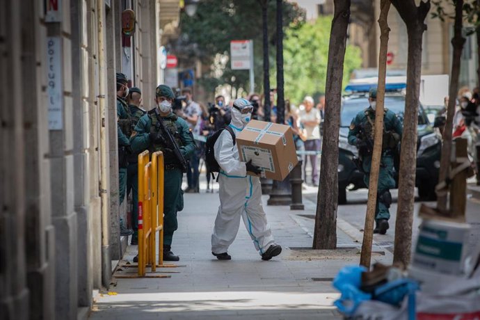 Archivo - Agentes de la Guardia Civil en una operación antiterrorista en Barcelona