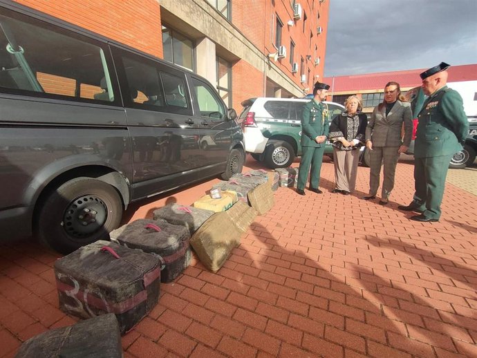 La delegada del Gobierno en Castilla y León, Virginia Barcones comprueba la droga incautada en una furgoneta en Salamanca.