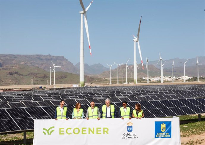 Ecoener inaugura en Gran Canaria el mayor complejo de generación de energías renovables de Canarias, con 100 Mw. En el centro, el presidente del Cabildo de Gran Canaria, Antonio Morales, y el de Ecoener, Luis de Valdivia, ante la nueva instalación.