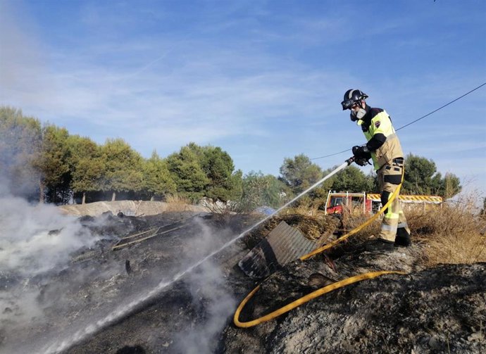 Un bombero trabaja en la extinción del incendio