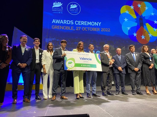 Imagen de la delegación valenciana, encabezada por el alcalde Joan Ribó, que ha recibido en Grenoble (Francia) la designación de la ciudad como Capital Verde Europea 2024