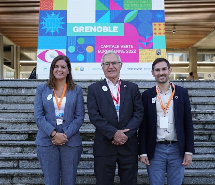 La vicealcaldesa de Valncia, Sandra Gómez; el alcalde de la ciudad, Joan Ribó; y el vicealcalde, Sergi Campillo, en Grenoble (Francia), donde se ha entregado el reconocimiento como Capital Verde Europea 2024.