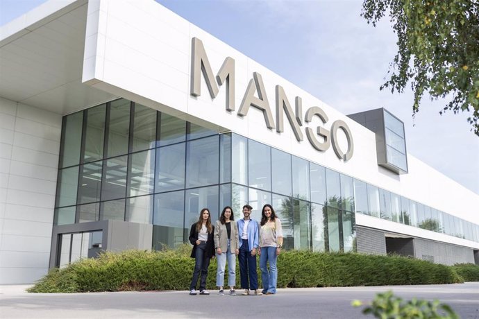 Los responsables de Recovo en la sede de Mango