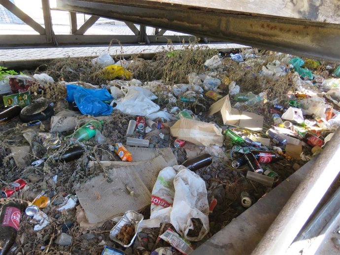 Andalucía por Sí lamenta "la acumulación de basuras y falta de mantenimiento" en el entorno del Muelle del Tinto de Huelva.