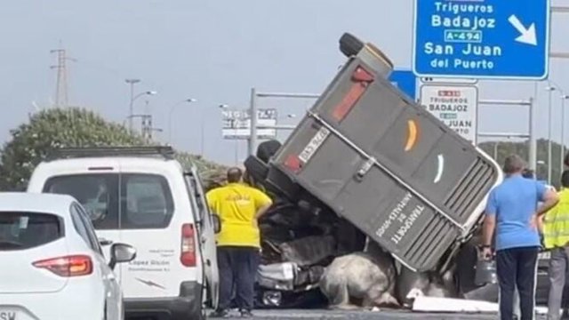 Restablecido El Tráfico En La A-49 En San Juan Del Puerto (Huelva) Tras El Accidente Entre Dos Vehículos Con Dos Heridos.
