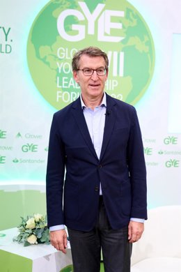 El presidente del Partido Popular, Alberto Núñez Feijóo, posa durante el Foro Global Youth Leadership, celebrado en el Palacio de la Magdalena, a 27 de octubre de 2022, en Santander, Cantabria (España). Feijóo participa en la séptima edición del Foro Gl