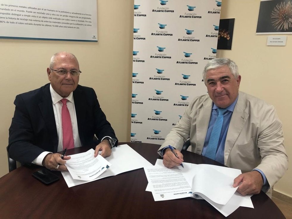 El director general de la Fundación Atlantic Copper, Antonio de la Vega (izquierda), y el presidente del Real Club Marítimo de Huelva, José Miguel Vázquez García.