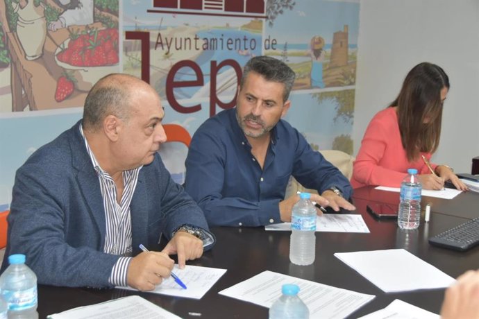 Representantes de la Federación Andaluza de Mariscadores a Pie se han reunido en las instalaciones del Ayuntamiento de Lepe con el director general de Pesca de la Junta de Andalucía, José Manuel Martínez Malía.