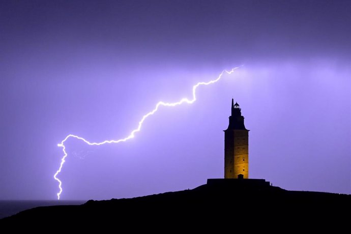 Vista de un rayo sobre la Torre de Hércules, a 26 de octubre de 2022, en A Coruña, Galicia (España). Situada en la costa norte de la península coruñesa, en un cerro de unos 50 metros de altitud. En sus alrededores se encuentra el Parque Escultórico de l