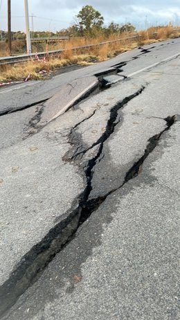 Archivo - Carretera de acceso al Cementerio de la Fuensanta de Córdoba, cortada por el deterioro que presenta.