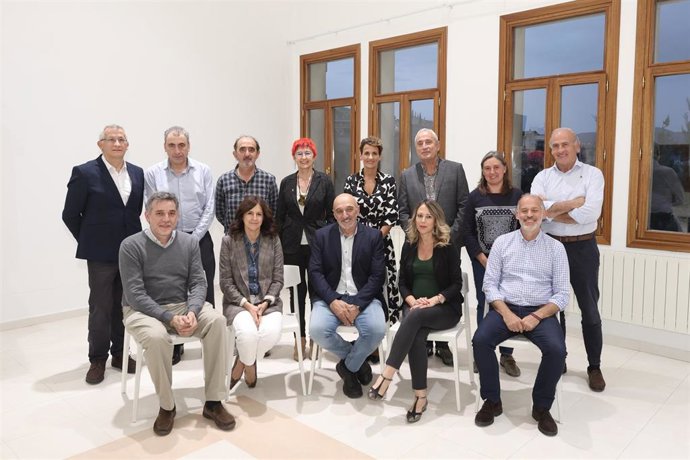 La presidenta Chivite, la consejera Induráin y director general de Salud, Carlos Artundo, con los miembros de la Comisión para la Transición