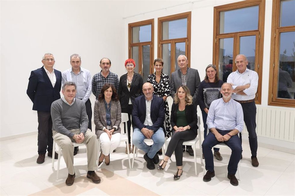 La presidenta Chivite, la consejera Induráin y director general de Salud, Carlos Artundo, con los miembros de la Comisión para la Transición