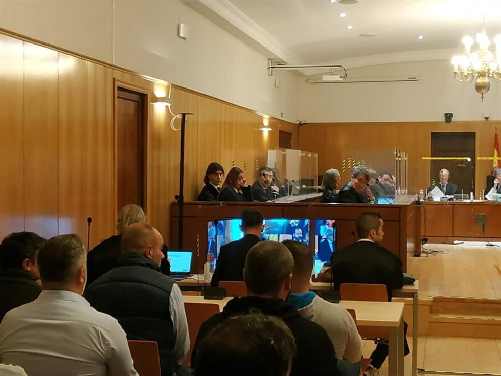 Parte de los encausados, de espaldas, el primer día del juicio en la Audiencia de Valladolid.