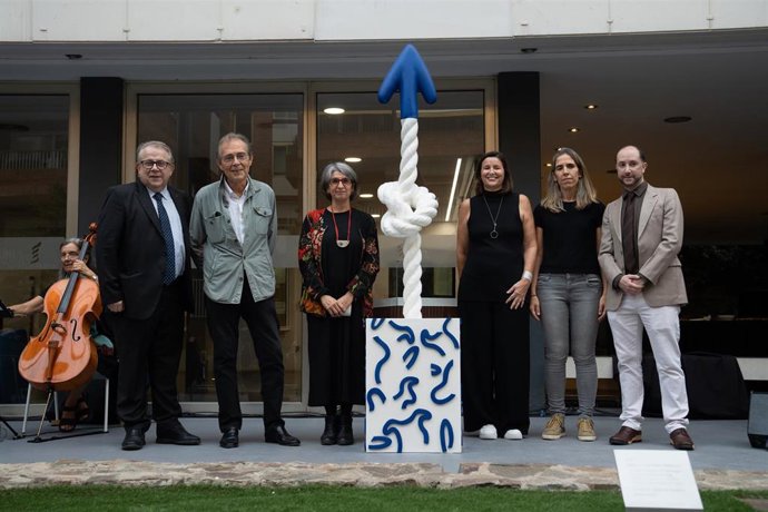 Inauguración de la escultura 'Nus', con el presidente del COMB Jaume Padrós y el escultor Joan-Pere Viladecans