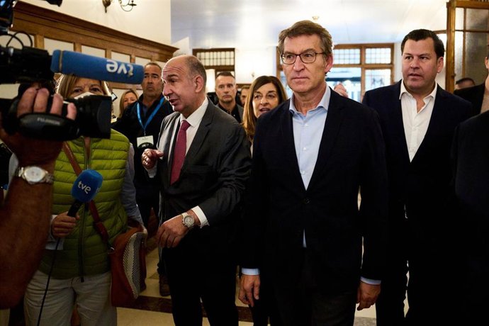 (I-D) La presidenta del Partido Popular de Cantabria, María José Sainz de Buruaga, el presidente del Foro Global Youth Leadership, Jacobo Pombo, y el presidente del Partido Popular, Alberto Núñez Feijóo, a su llegada al Foro Global Youth Leadership, cel