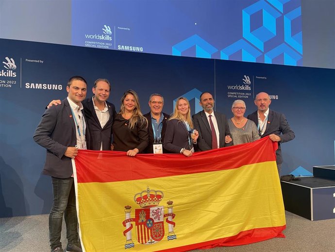 La alumna ganadora con la delegación de España.