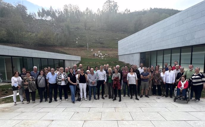 El vicepresidente regional, Pablo Zuloaga, visita el Centro de Arte Rupestre de  Cantabria con empresarios de los Valles pasiegos y representantes del tejido asociativo