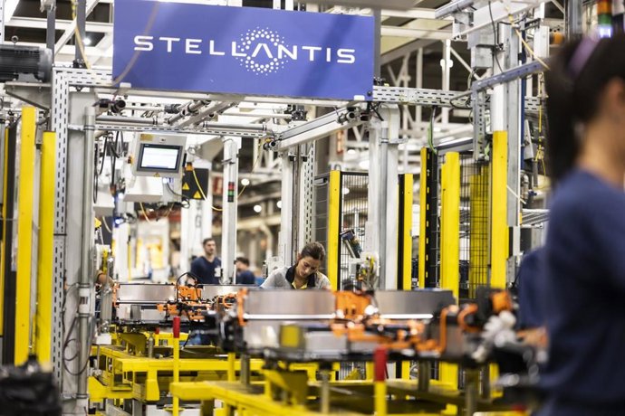 Archivo - Varios empleados en la planta automovilística de Stellantis.