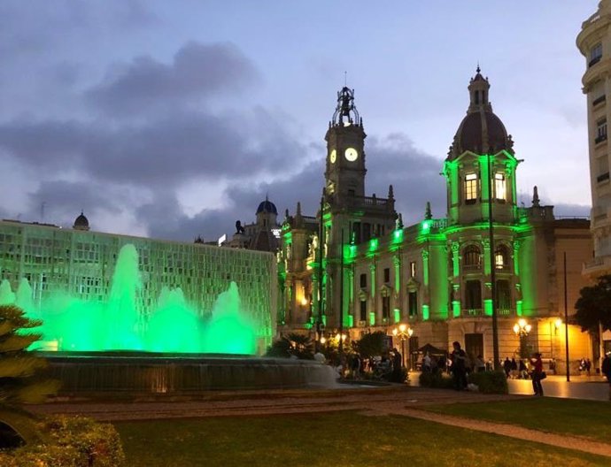 La fuente de la plaza del Ayuntamiento de Valncia se ilumina de verde con motivo de la designación de la ciudad como Capital Verde Europea 2024