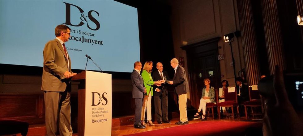 Roca Junyent premia a James Thornton por su defensa del medio ambiente desde el Derecho
