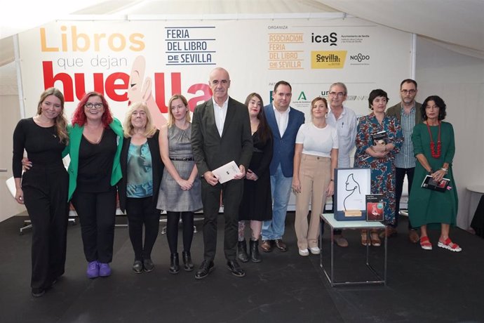 La entrega del I Premio de Novela Almudena Grandes a la escritora Marta Barrio inaugura la Feria del Libro