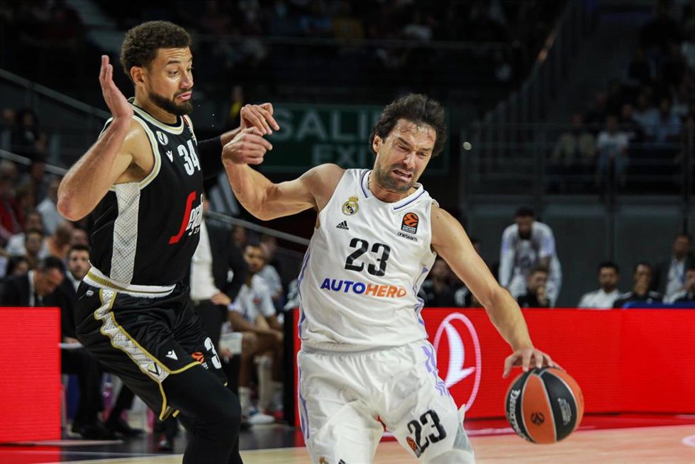 Sergio Llull intenta penetrar ante Kyle Weems en el Real Madrid-Virtus de la Euroliga 2022-2023