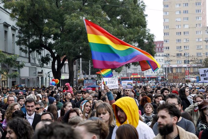 14 October 2022, Slovakia, Bratislava: Thousands of people gathered in the centre of Bratislava on Friday to commemorate the victims of a shooting at a gay bar earlier this week and to take a stand against hatred of sexual minorities. Photo: Dano Veselsk