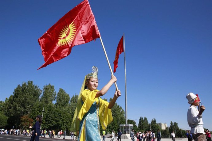 Archivo - - Un niño que sostiene la bandera nacional de Kirguistán participa en un festival de arte folclórico en Bishkek, Kirguistán, el 1 de junio de 2022, día del Día Internacional del Niño (Archivo)