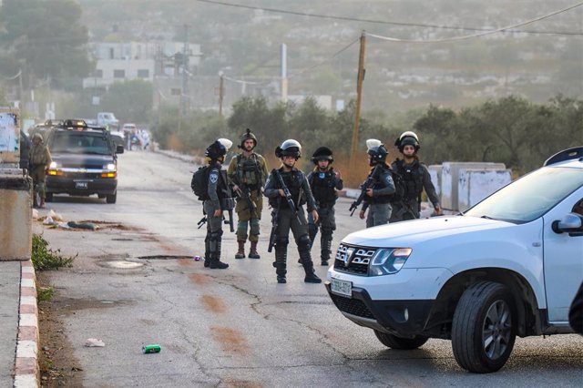 Guardias fronterizos israelíes bloquean la entrada en el sur de la ciudad de Nablús, en Cisjordania