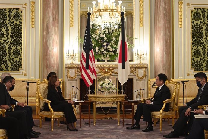 Archivo - Imagen de archivo de laa vicepresidenta de EEUU, Kamala Harris, y el primer ministro de Japón, Fumio Kishida, en Tokio, en un encuentro bilateral