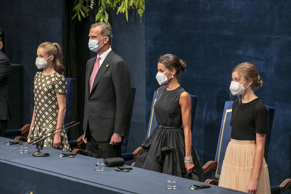 Archivo - El Rey Felipe VI (2i), la Princesa de Asturias, Leonor de Borbón (i), la Reina Letizia (2d) y la Infanta Sofía (d) durante la ceremonia de entrega de los Premios Princesa de Asturias 2021 en el Teatro Campoamor, a 22 de octubre de 2021, en Ovi