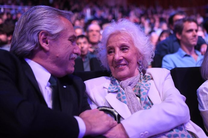 El presidente de Argentina, Alberto Fernández, junto a la militante izquierdista Rosario del Carmen Ramos