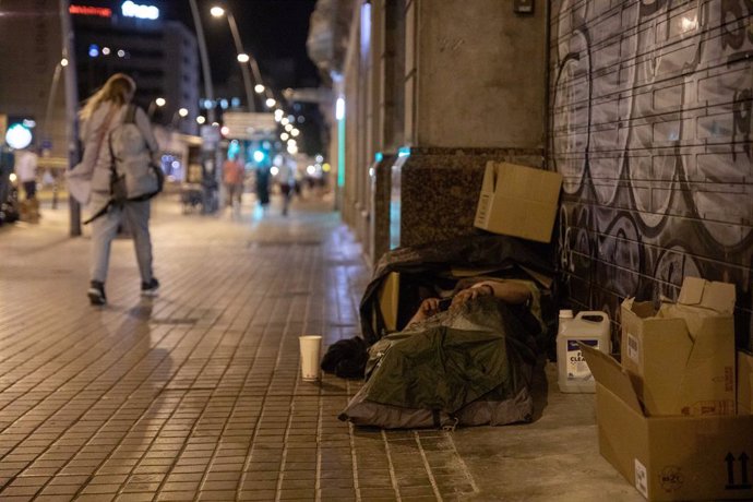 Archivo - Una persona duerme en la calle durante la realización del censo de personas en situación de sinhogarismo llevado a cabo por la fundación Arrels, a 15 de junio de 2022, en Barcelona, Cataluña (España). Desde 2016, Arrels realiza un informe anua