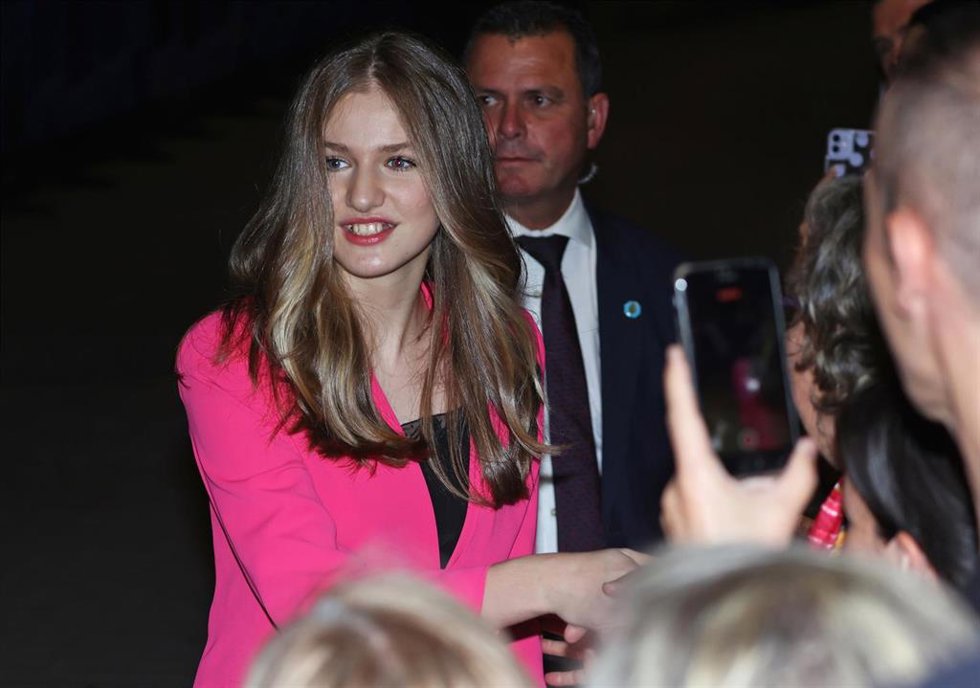 La Princesa Leonor, abandonando el Auditorio Príncipe Felipe en Oviedo tras asistir con los Reyes y su hermana Sofía al concierto previo a los Premios Princesa de Asturias