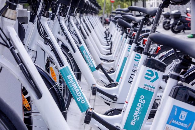 Archivo - Bicicletas ancladas en Plaza de Castilla durante el día del primer reparto de la puesta en marcha de BiciMAD.