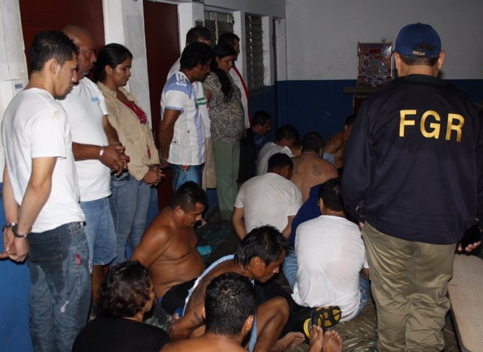 Archivo - Imagen de archivo de la detención de pandilleros de la Mara Salvatrucha en El Salvador.