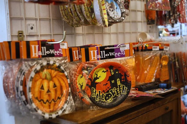 Archivo - Productos con temática de Halloween, en Madrid, (España).