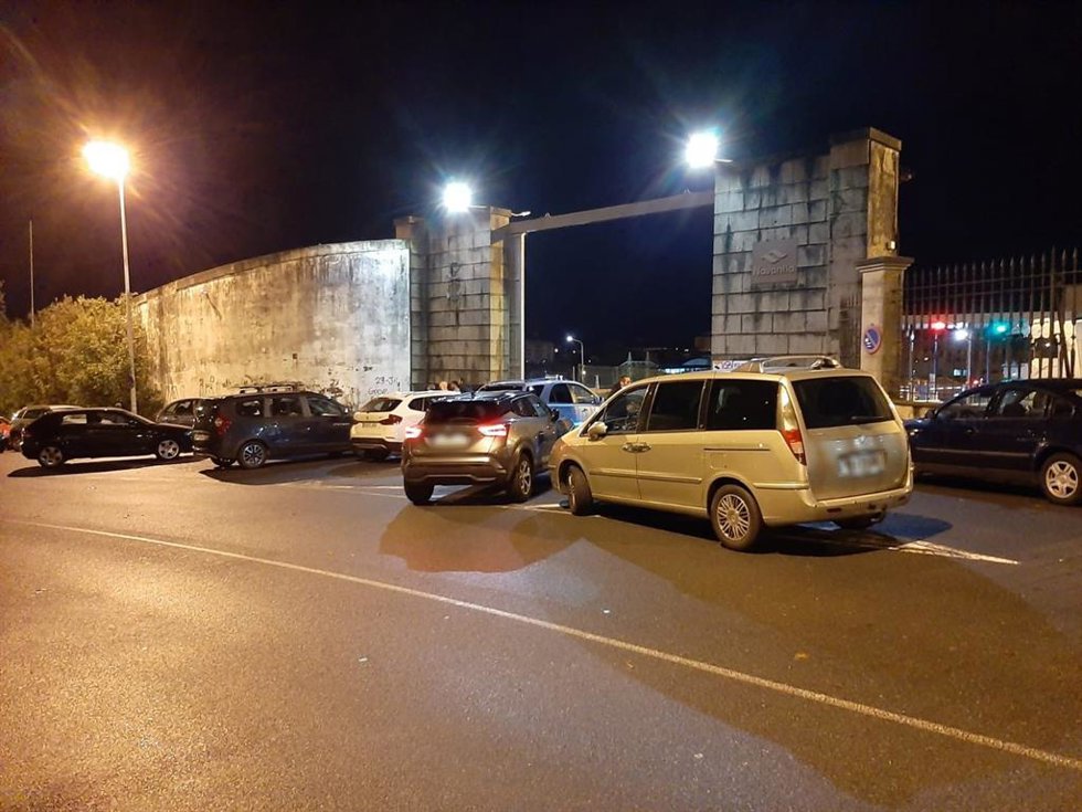 Coches bloqueados a la puerta del astillero.